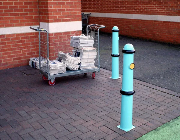 Newspaper trolley. delivery — Stock Photo, Image