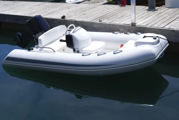 Motorówka. Powerboat. łódź w yacht club. — Zdjęcie stockowe