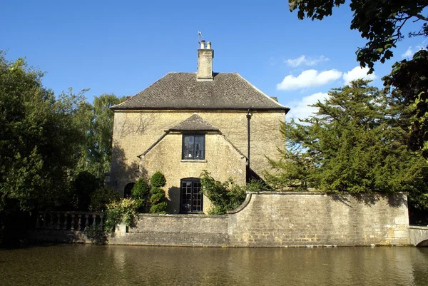 River Avon Bank en Malmesbury, Wiltshire, Inglaterra — Foto de Stock