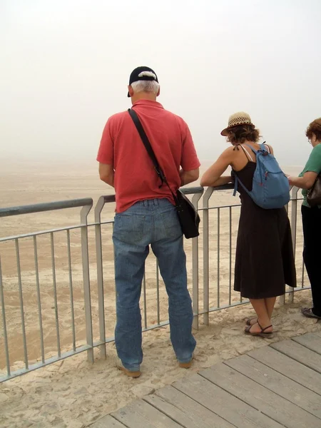 Turistas no palácio do Rei Herodes em Masada, Deserto Judaico, Israel . — Fotografia de Stock