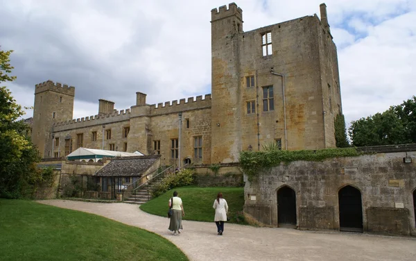 Turistas que visitan Sudeley castle, Winchcombe, Cheltenham, Gloucestershire, Inglaterra —  Fotos de Stock