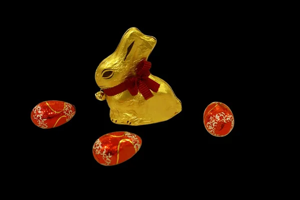 Radbruten choklad kanin och choklad påskägg — Stockfoto