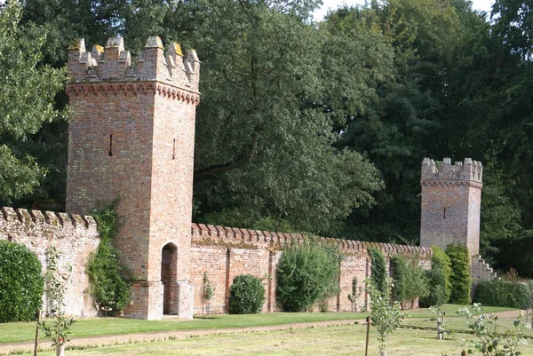 Muur met torens — Stockfoto