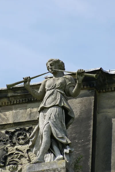 Jugador de cuernos. Hornista. estatua de una mujer tocando un cuerno viejo. estatua del músico —  Fotos de Stock