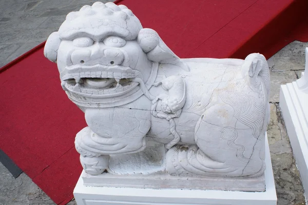 Statua del leone bianco a Wat Phra Kaew, The Grand Palace, Bangkok, Thailandia — Foto Stock