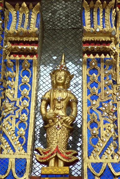 Statua di Buddha, facciata di Wat Phra Kaew, Gran Palazzo, Bangkok, Thailandia — Foto Stock