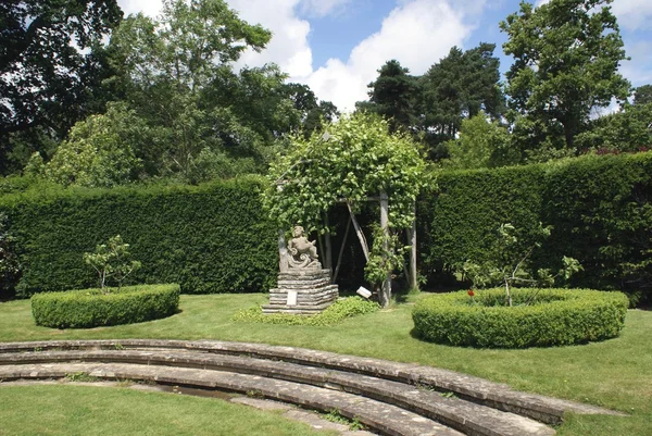 Estátua em um jardim do Castelo Herstmonceux, East Sussex, Inglaterra — Fotografia de Stock