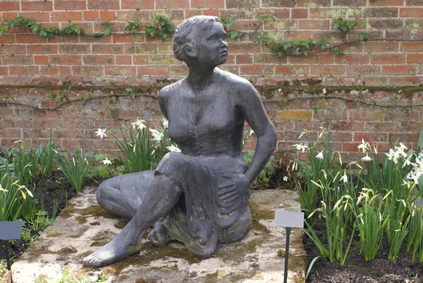 庭に座っている女性の像 — ストック写真