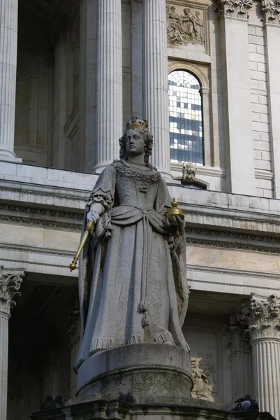 퀸 앤, St Paul 대성당, 런던, 영국의 동상 — 스톡 사진