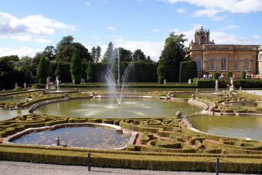 Bir Bahçe, Blenheim Sarayı, Woodstock, Oxfordshire, İngiltere'de çeşme