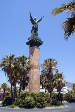 Bir sütun, Marbella, Endülüs, İspanya bir adam heykeli