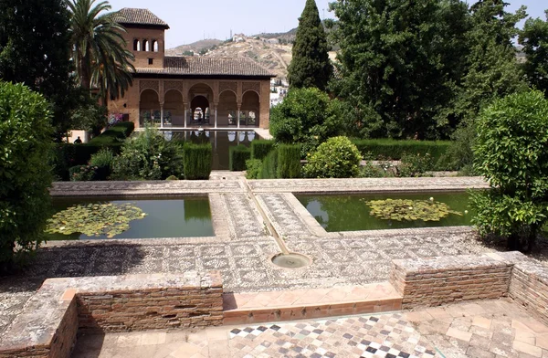 Alhambra palace trädgård, Granada, Andalusien, Spanien — Stockfoto