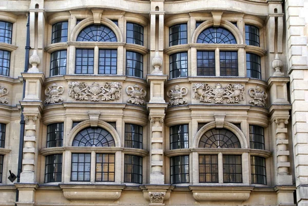 Kunstvolle dekorative Fenster — Stockfoto