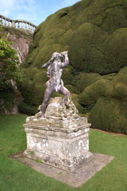 Engerek, Powis kale Bahçe, Galler, İngiltere'de öldürülmesi Yunan adam heykeli