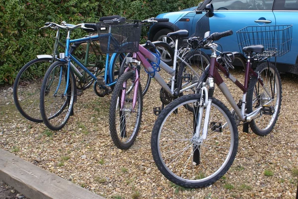 Cykle parkowania. zaparkowane rowery a cykle parkingu. Stojaki do cyklu — Zdjęcie stockowe