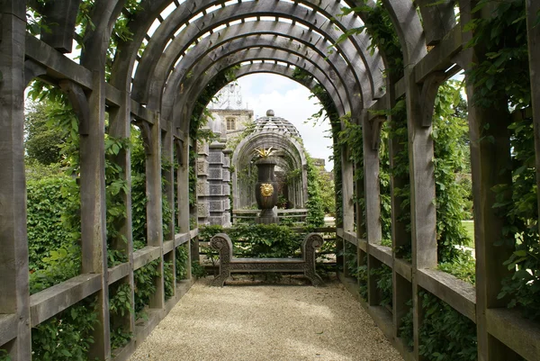 Banco de madera y arco, jardín, castillo de Arundel, West Sussex, Inglaterra — Foto de Stock