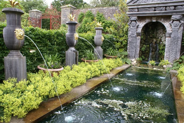 Fonte de madeira, jardim, Castelo de Arundel, West Sussex, Inglaterra — Fotografia de Stock