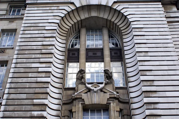 Bogenfenster mit Männerstatuen — Stockfoto