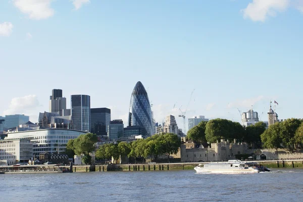 Vista urbana al aire libre, Torre de Londres, ribera del río Támesis en Londres, Inglaterra —  Fotos de Stock