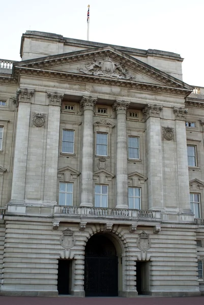 Balcón y entrada, Palacio de Buckingham, Londres, Inglaterra — Foto de Stock