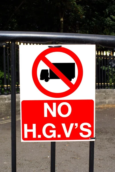 Oznak wejścia ciężarówka. Sign.no H. G. V' S.. Brak wpisu dla samochodów ciężarowych idealna ciężarowe — Zdjęcie stockowe