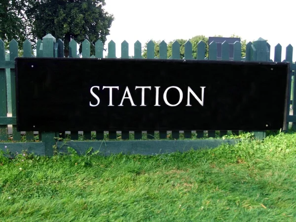 Cartello della stazione. segnaletica stazione ferroviaria. Firma. alla stazione. stazione ferroviaria — Foto Stock