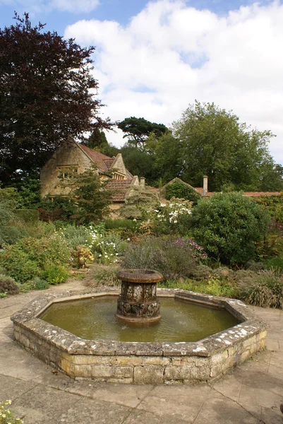 Скульптурный фонтан в саду — стоковое фото