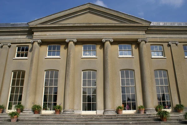 Oude architectuur met fronton en kolommen — Stockfoto