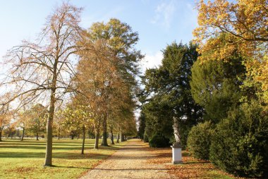 Bir cadde heykelleri ile sonbahar sahne