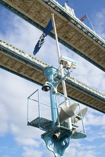 Câmeras de CCTV, alto-falante e bandeira Union Jack na Tower Bridge, Londres, Inglaterra — Fotografia de Stock