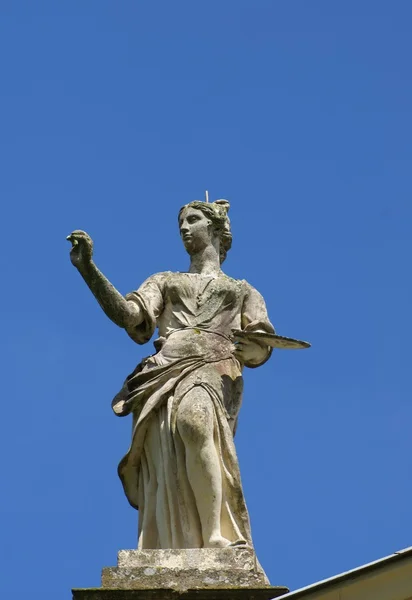 Frauenstatue. Statue einer Schublade oder eines Anrtisten — Stockfoto