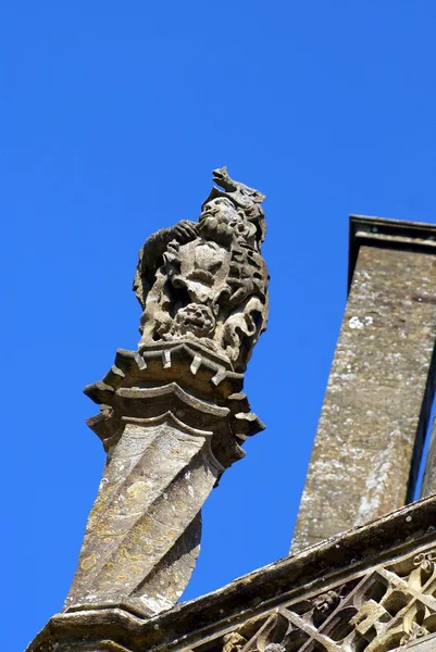 Estátua em um pilar — Fotografia de Stock