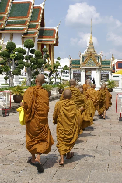 Монахи, покидающие Ват Пхра Кэу, Большой дворец, Бангкок, Таиланд, Азия — стоковое фото