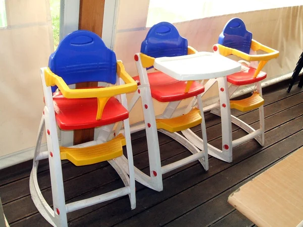 Wysokie krzesełka dla dzieci. dzieci foteliki — Zdjęcie stockowe