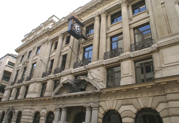 Декоративный фасад с часами и статуей орла — стоковое фото