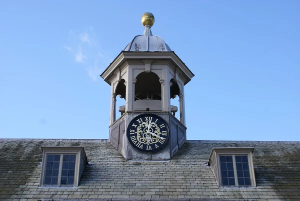 Techo con una torre de reloj abovedada y ventanas del dormitorio —  Fotos de Stock