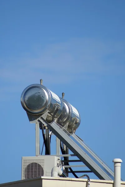 Grekiska varmvatten solpaneler på ett tak. Solar vatten uppvärmning — Stockfoto