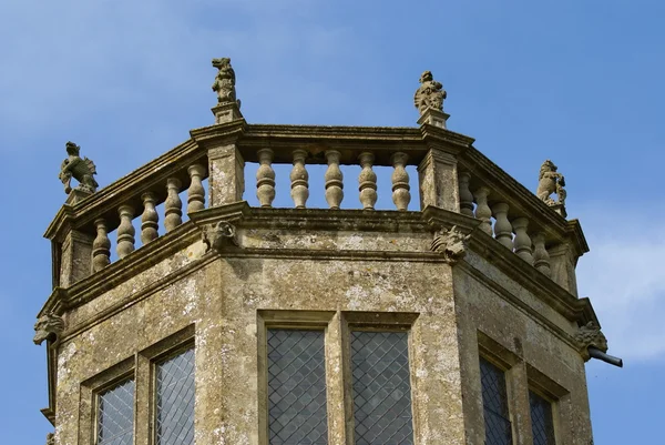 Torn med griffin statyer, Lacock Abbey, Linder, Wiltshire, England — Stockfoto