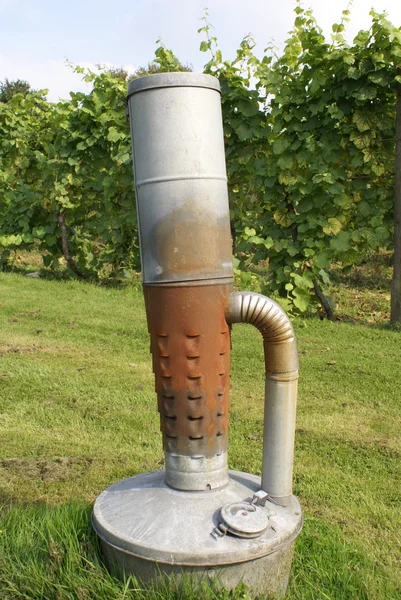 Värmare med bränsletank i en trädgård — Stockfoto