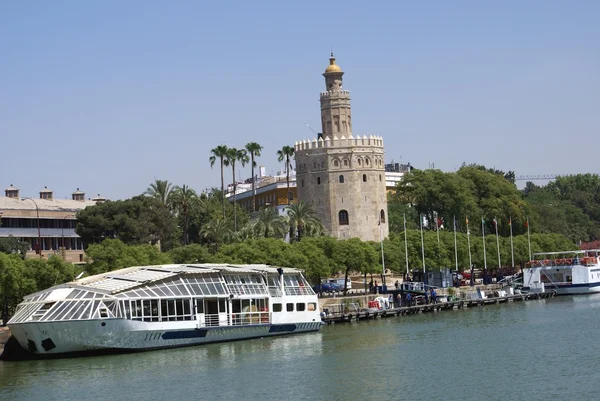 Torre del Oro, Gold Tower, floden Guadalquivir, Sevilla, Andalusien, Spanien — Stockfoto