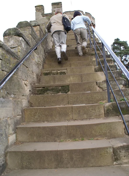 Turistas o visitantes que visitan el castillo de Warwick, Warwickshire, Inglaterra — Foto de Stock