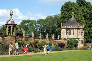 Bir bahçede yürüyüş insanlar