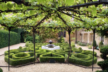 Bir asma kemer, Sudeley Kalesi, Winchcombe, İngiltere üzerinden çeşme ile düğüm Bahçe