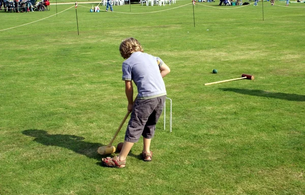 Menino jogando croquet — Fotografia de Stock