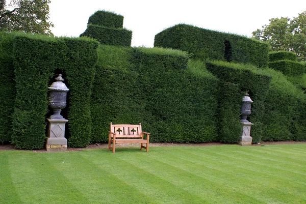 Bench and sculptured urn, Sudeley castle garden, Winchcombe, England — Stock Photo, Image