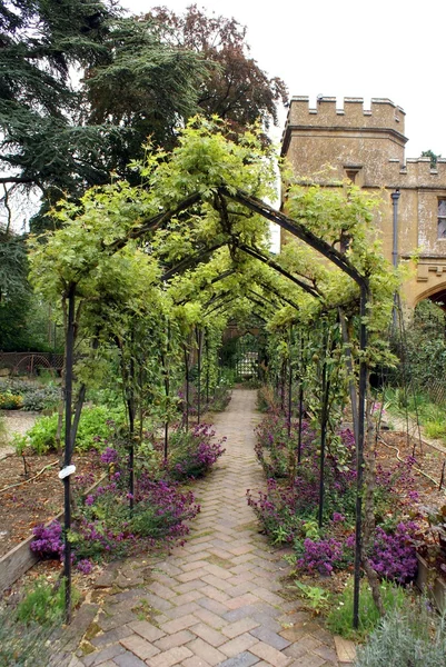 Obloukem, Sudeley castle garden, Winchcombe, Anglie — Stock fotografie