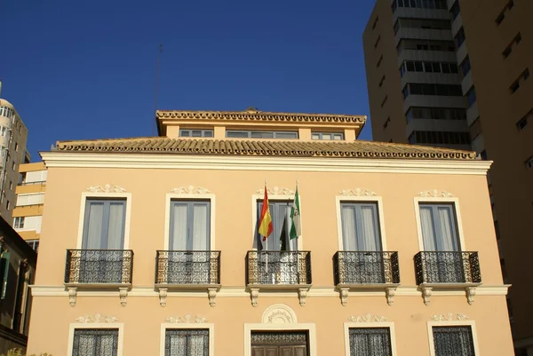 Fensterbalkone mit Fahnen, Malaga, Spanien — Stockfoto