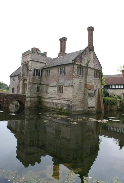 Tudor moated arquitetura com uma ponte — Fotografia de Stock