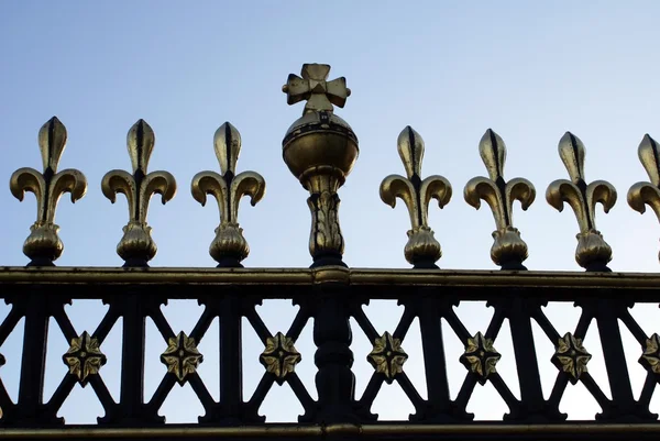 Ozdobné zábradlí z brány Buckinghamského paláce, Londýn, Anglie — Stock fotografie
