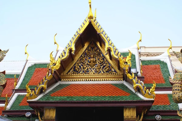 Fronte timpano di Wat Phra Si Rattana Satsadaram, Wat Phra Kaew, Bangkok, Thailandia, Asia — Foto Stock